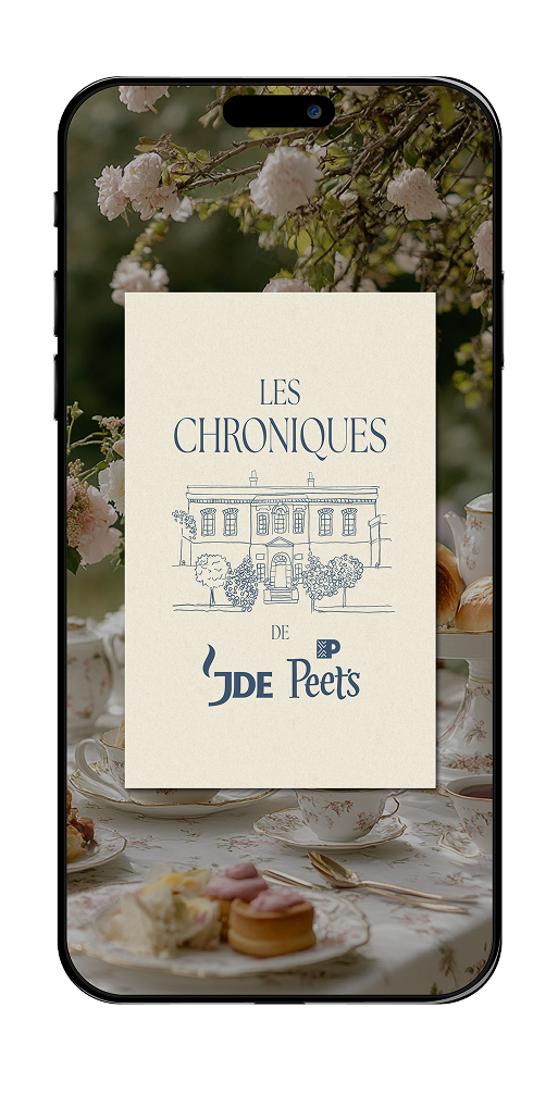 Capture d'écran d'un téléphone affichant une fiche de lecture intitulée 'Les Chroniques de JDE Peets', avec une image de maison dessinée en ligne, entourée de fleurs blanches et d'un décor de table avec de la vaisselle en porcelaine et des desserts.