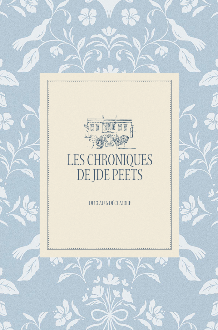 Programme d'exposition avec une illustration d'une maison et texte en français sur un fond à motif floral et oiseaux.