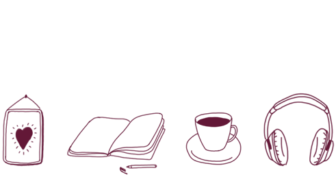 Une bougie, un livre ouvert, une tasse et des écouteurs, tous en ligne.