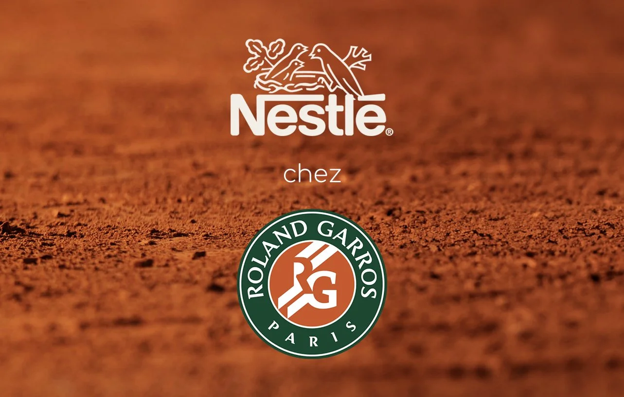 Image de fond en rouge avec logos de Nestlé et Roland Garros, texte en français indiquant Nestlé chez Roland Garros, Paris.