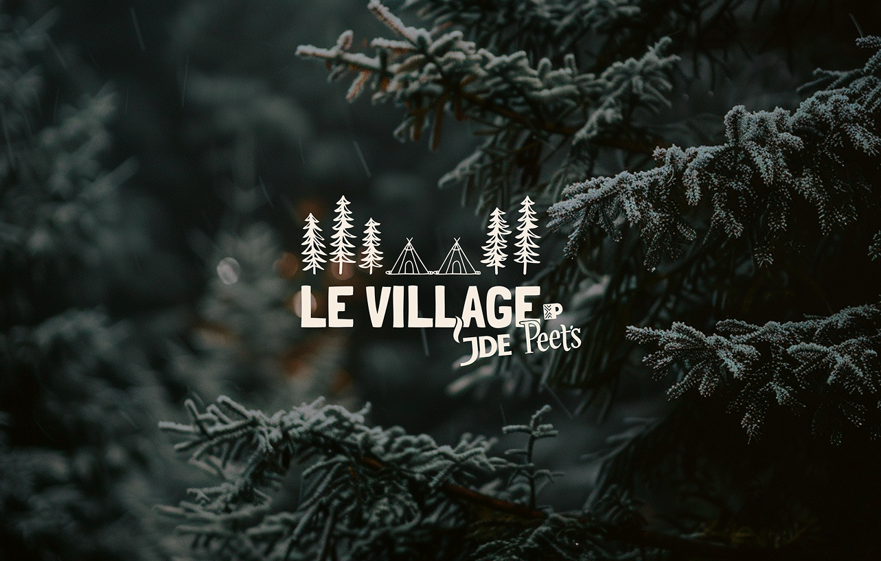 Branches d'arbres enneigés avec le texte 'Le Village de Peets' et des illustrations de pins et de tentes.