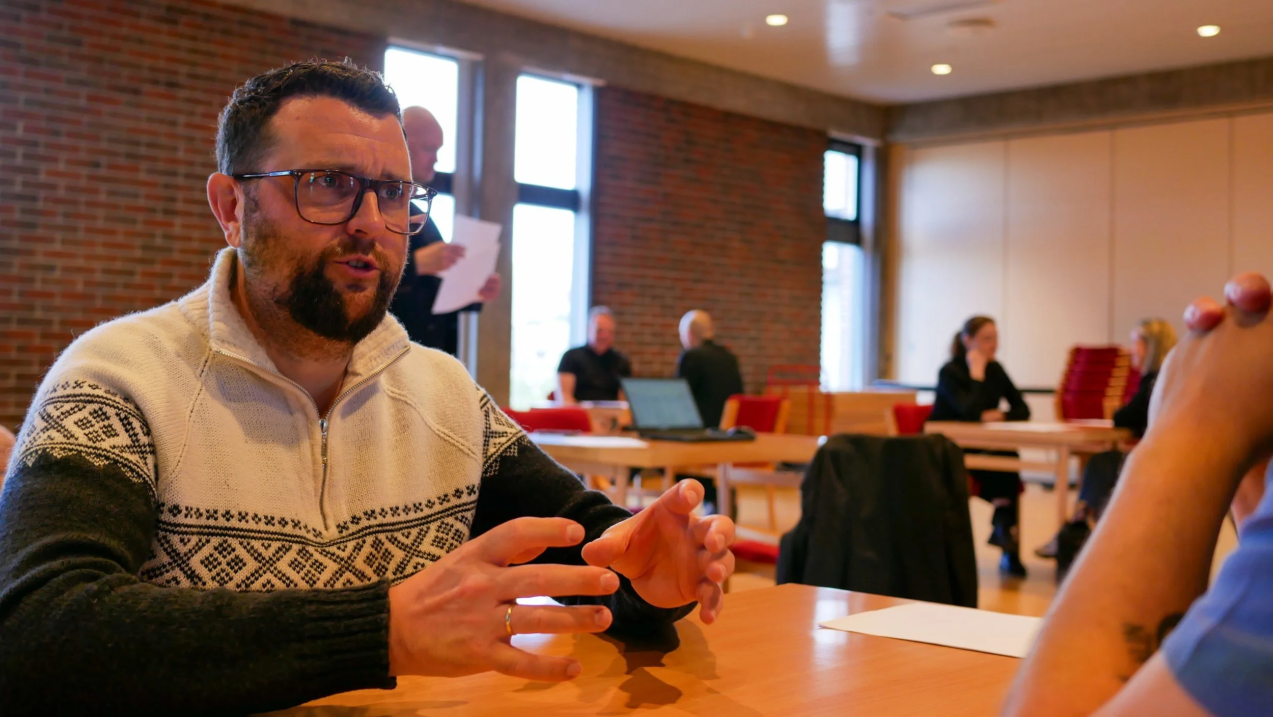 8. Joakim forklarer om kunder.jpg