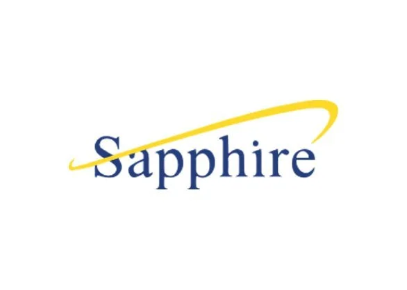 Logg av Sapphire-logo med navnet 'Sapphire' i blått med en gul buet linje over og under navnet.