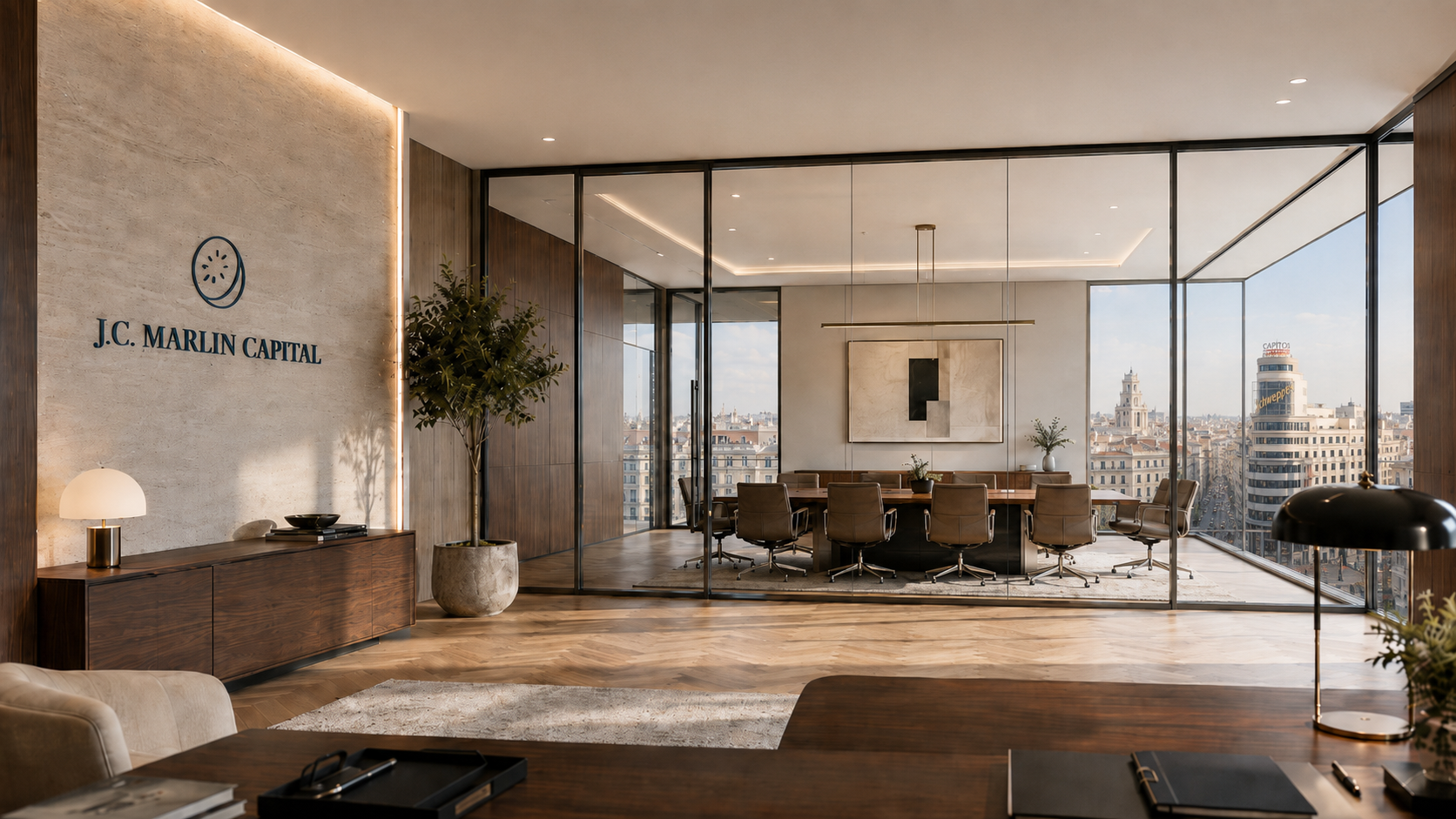 Oficina moderna con vista a la ciudad, paredes de cristal, decoración en tonos neutros y una mesa grande para reuniones