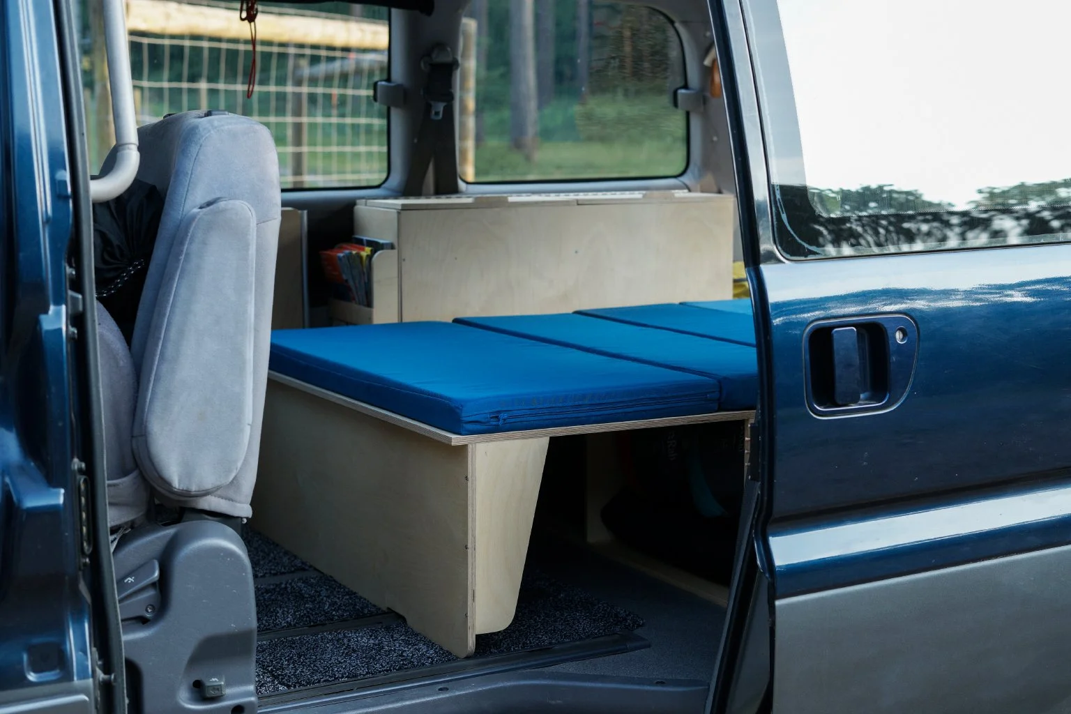  Back rest of bench functions as support for the sleeping platform 