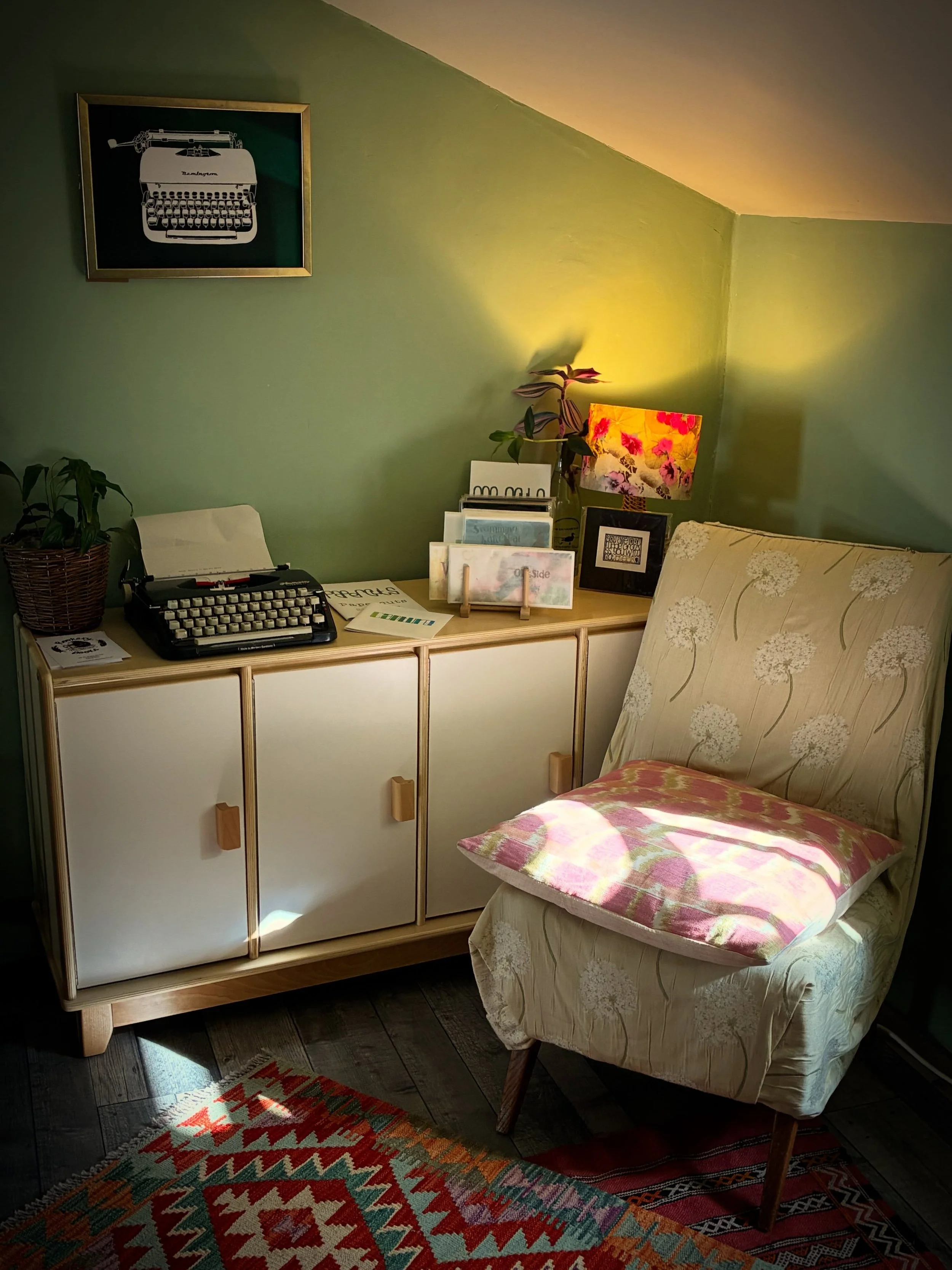Cosy cwtch corner - bring your cuppa of choice, and a snack if you want (plenty of cafes to choose from @nookandnoblecafe @stiwdio3cafe @bara_menyn @crwst.cymru ) and settle in, read your book, escape for just a little while @rookerybookscardigan 

Y