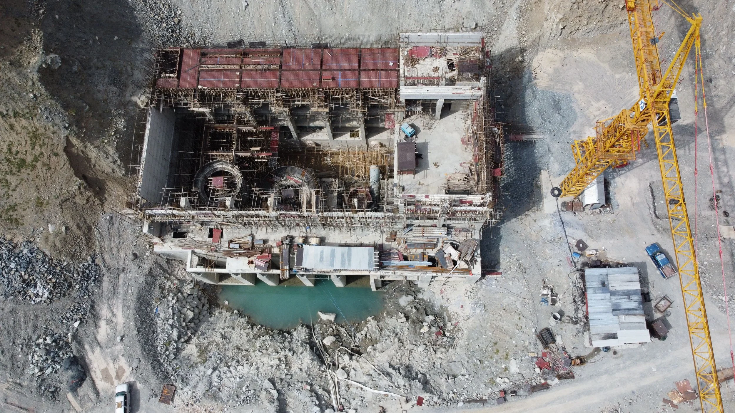 Vue aérienne par drone d'un bâtiment en cours de construction