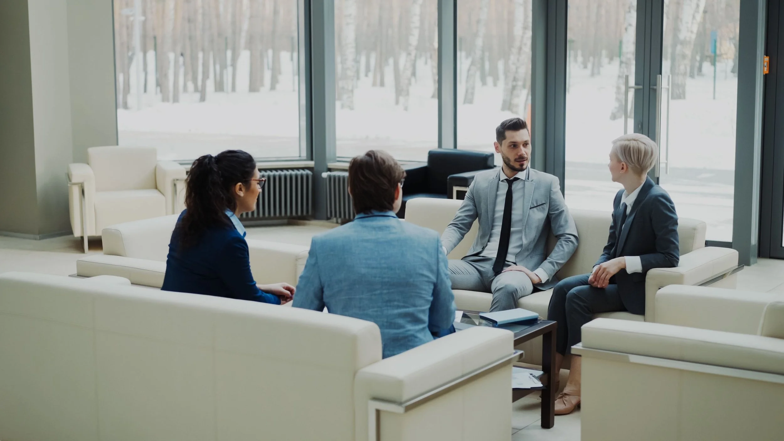 Équipe en réunion illustrant une vidéo promotionnelle d'entreprise