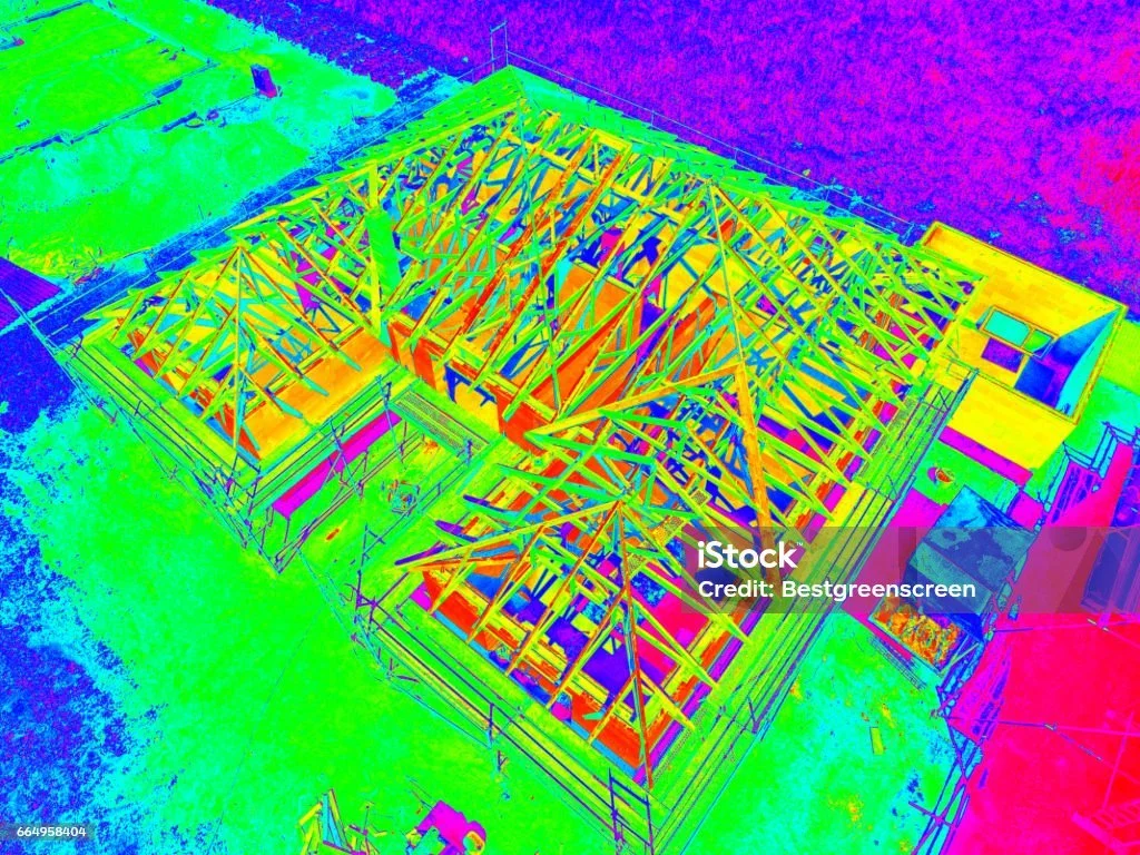 Vue thermographique aérienne d'une toiture en cours de construction