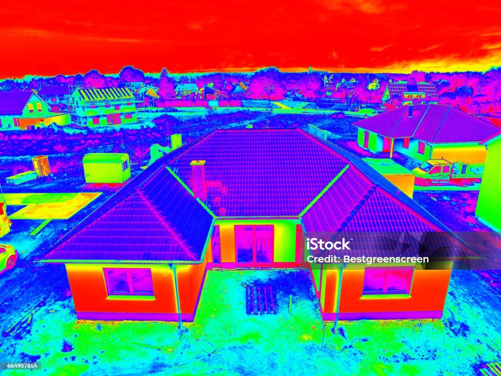 Vue thermographique aérienne d'une maison et de sa toiture