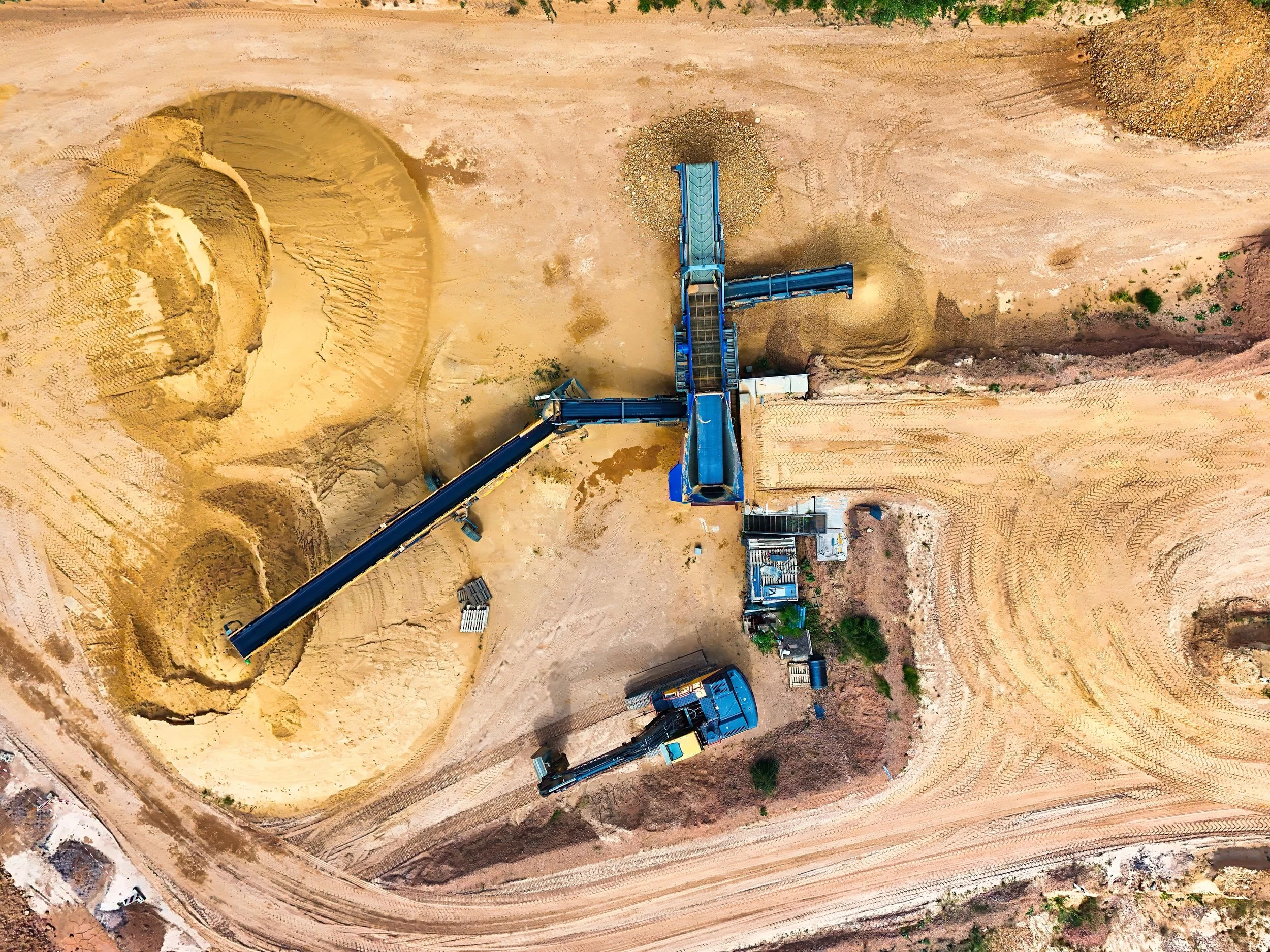 Vue aérienne par drone d'un site de travaux avec installations et engins