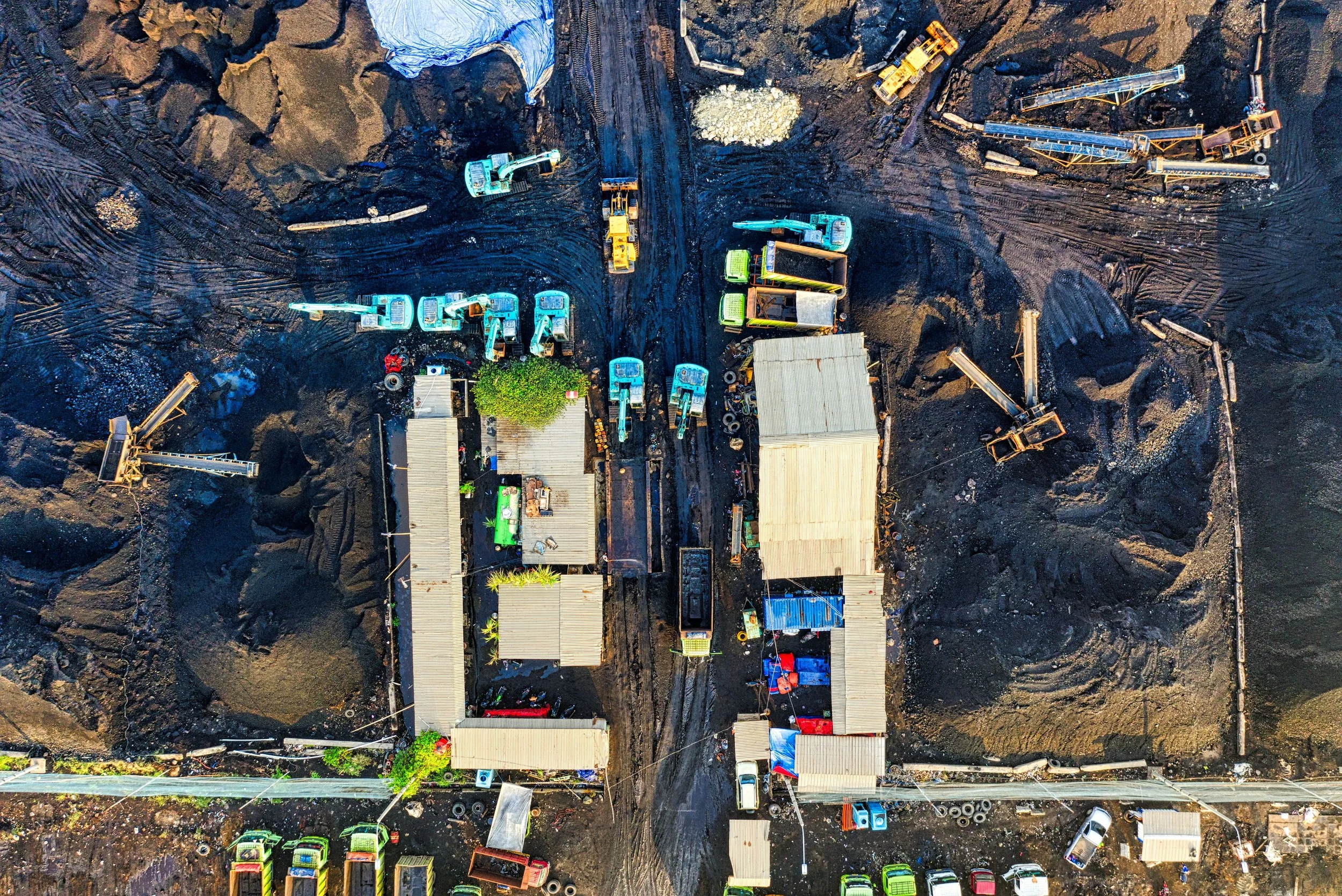 Vue aérienne par drone d'un chantier avec engins et installations de travaux