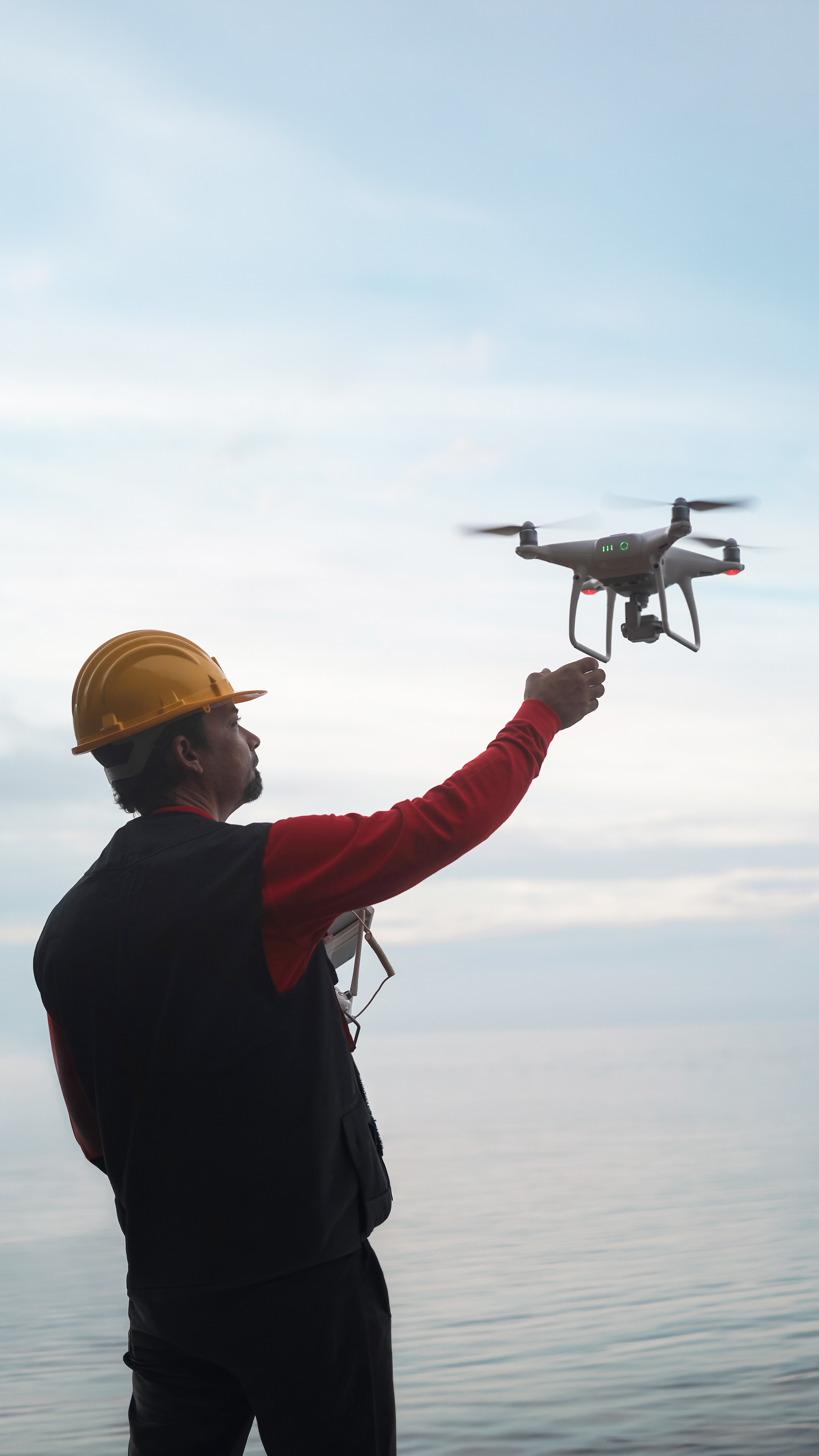 Télépilote professionnel préparant un drone pour une intervention