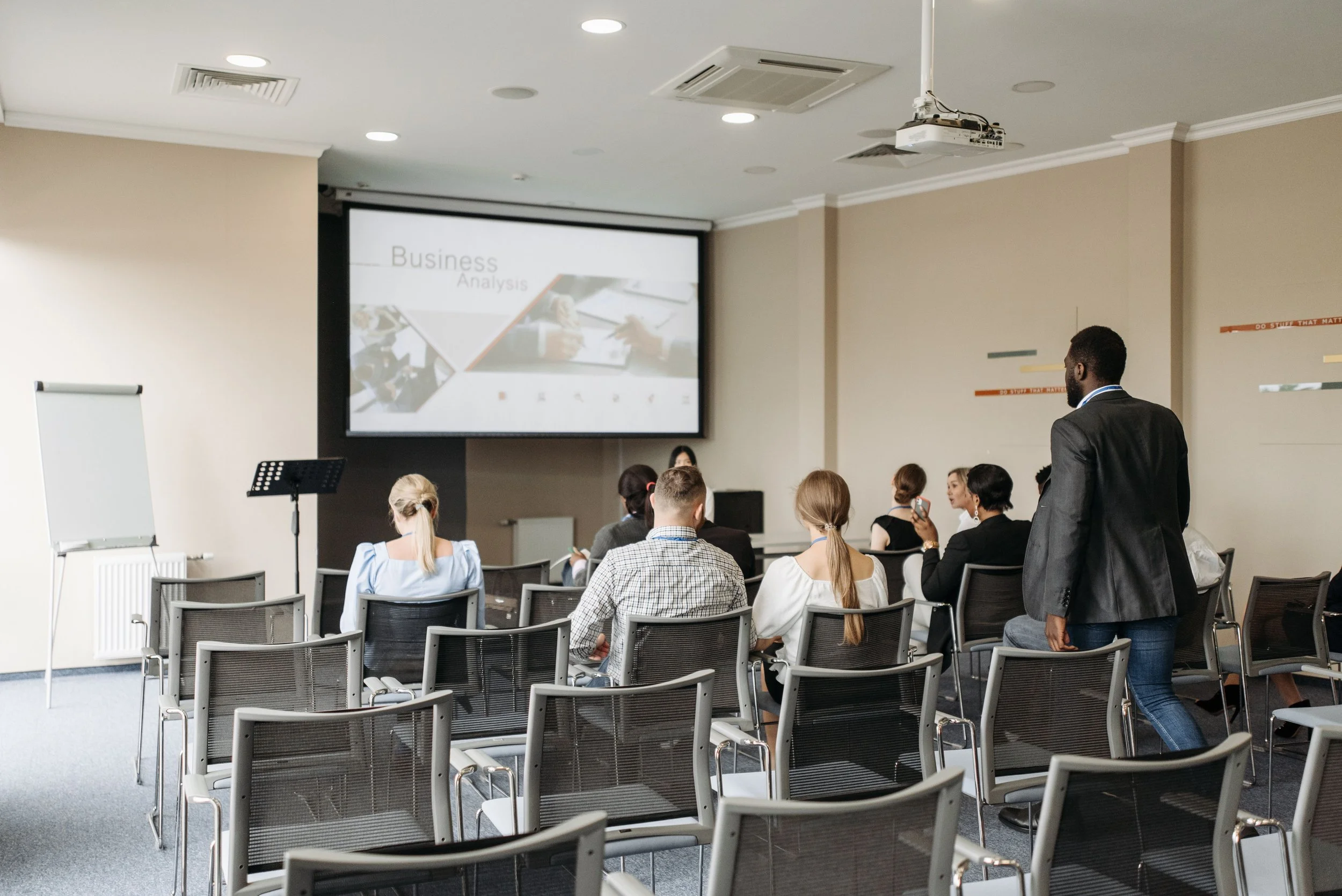 Présentation professionnelle devant une équipe lors d'un événement d'entreprise