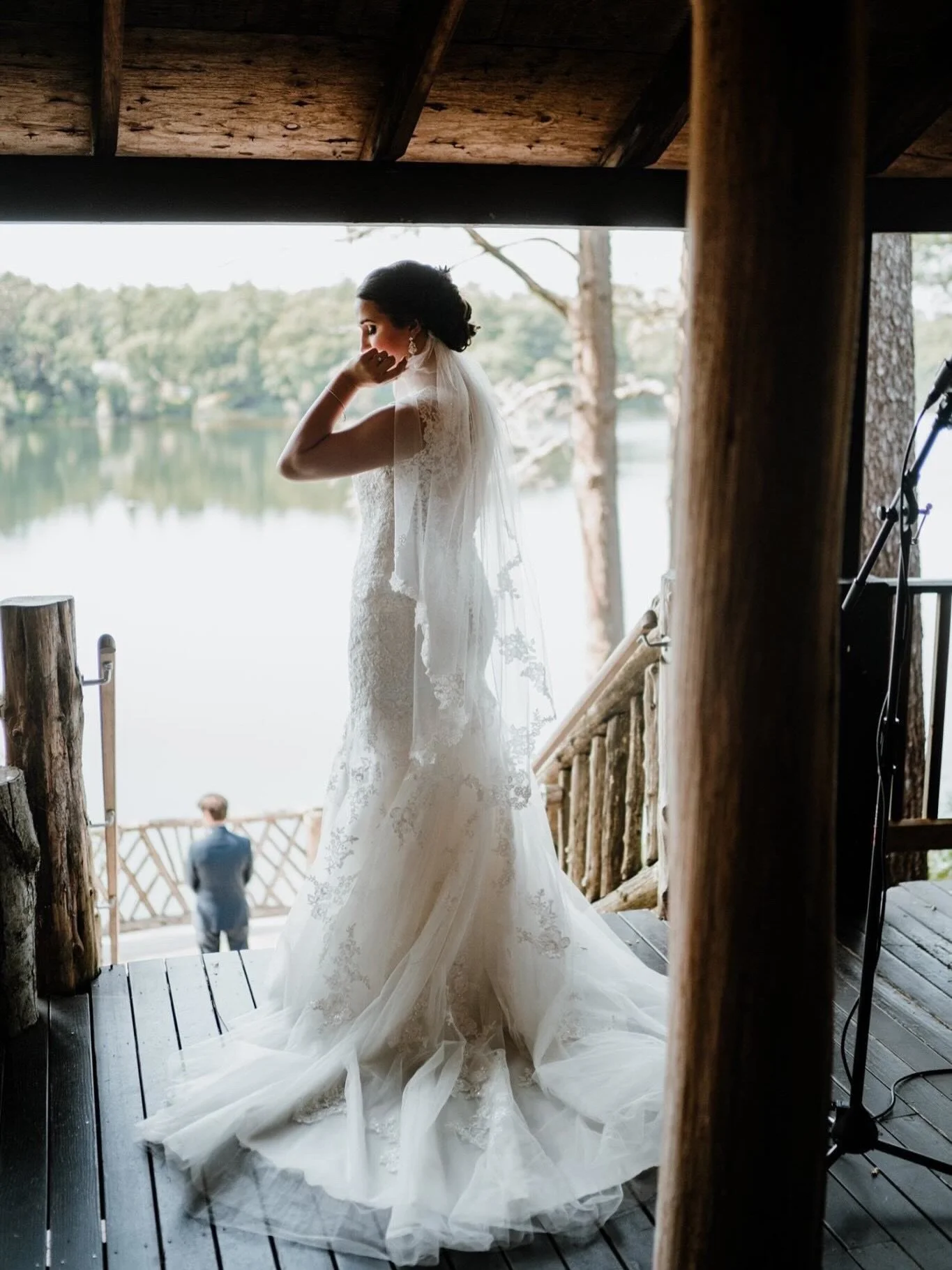 From timeless portraits to spontaneous laughter, our favorite wedding photos are the ones that capture genuine joy. That&rsquo;s the kind of memories we love making at Needle&rsquo;s Lodge. ✨🤍
August 2019 
📸: @halliejadepictures 

#augustwedding 
#