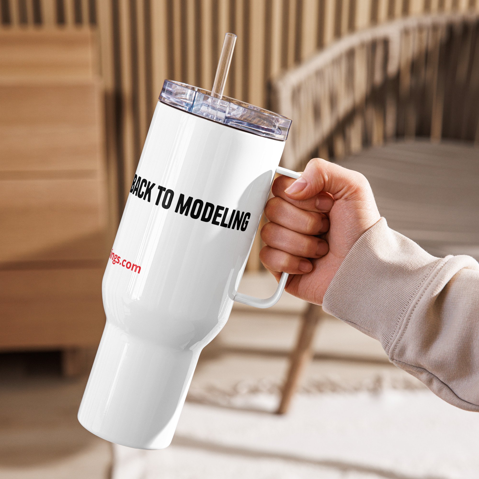 Travel mug with a handle