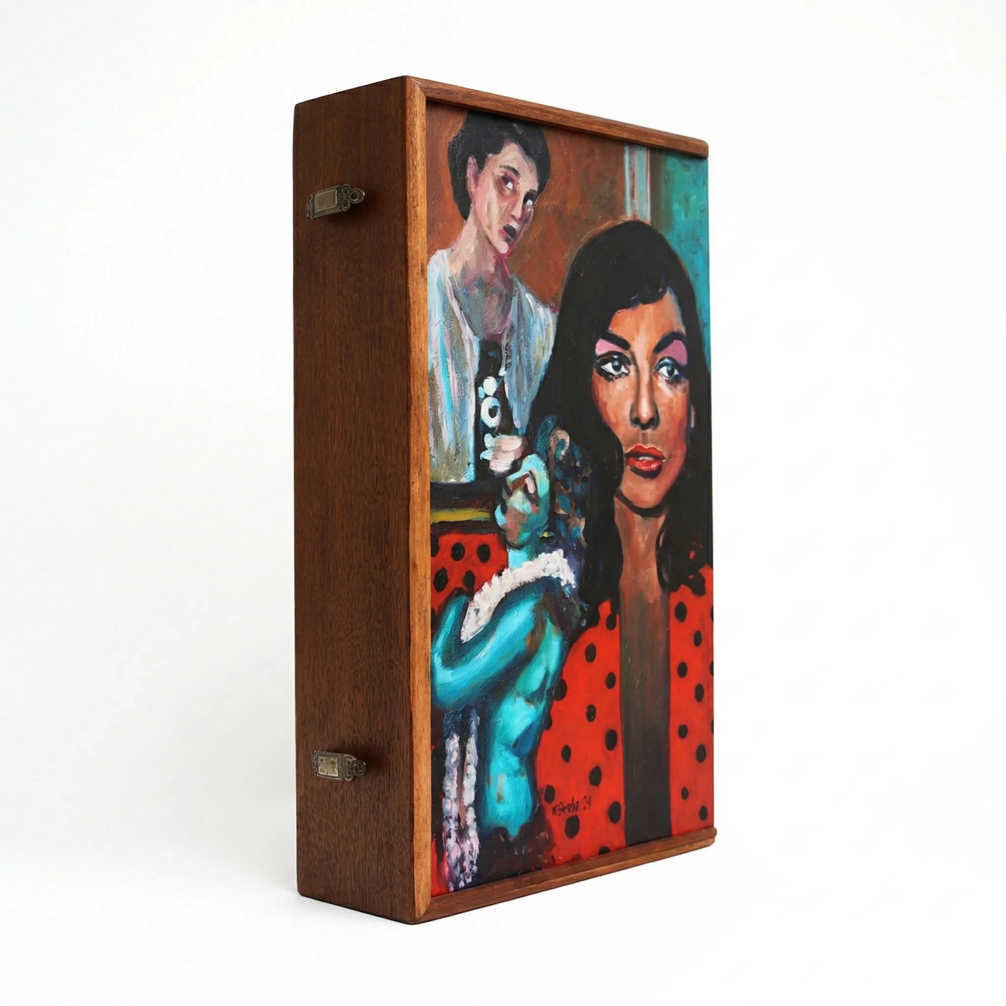 Close Up Katrine Storebo lightbox handle.jpg