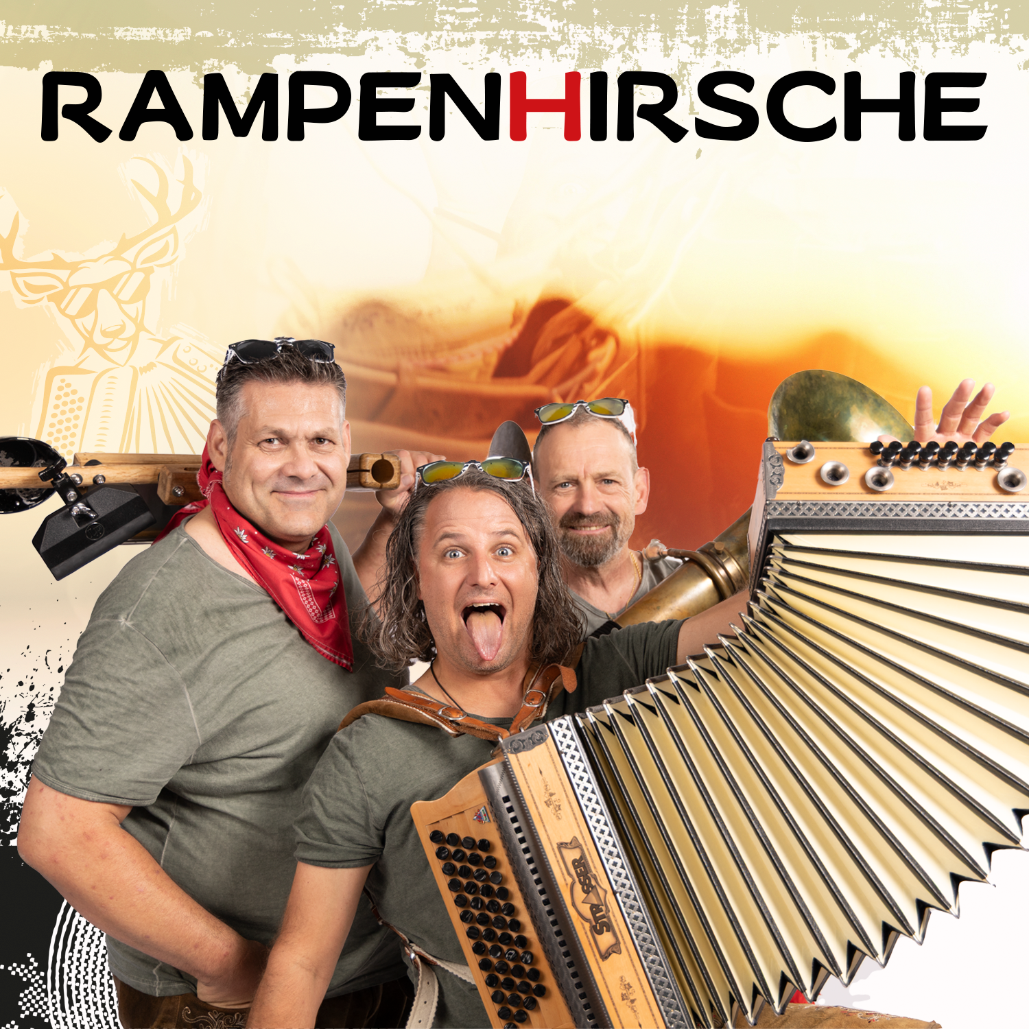 Drei Männer posieren fröhlich mit Musikinstrumenten, darunter ein Akkordeon, eine Ziehharmonika und eine Alphorn, vor einem bunten Hintergrund mit dem Schriftzug "Rampenhirsche".