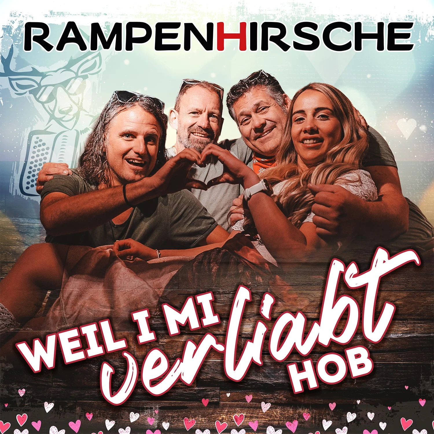 Vier Menschen im Sommer, die auf einem Holzfußboden sitzen, sich umarmen und eine Herzform mit den Händen bilden, im Hintergrund eine grafische Illustration eines Hirsches, helle Farben, Herzen im Vordergrund, Text auf dem Bild