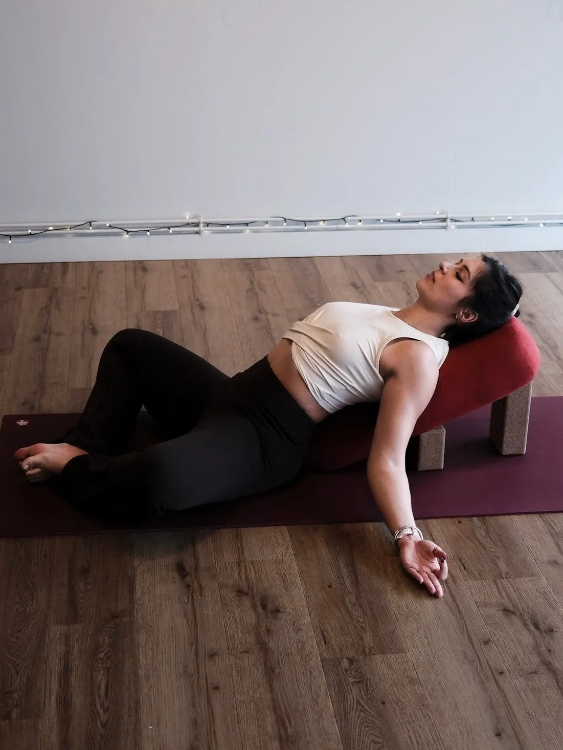✨ S&rsquo;accorder une pause.
Quelques respirations profondes, un espace pour rel&acirc;cher les tensions et revenir &agrave; soi.
Dans les postures de yin yoga, le corps est soutenu, les tensions se d&eacute;nouent progressivement et le syst&egrave;