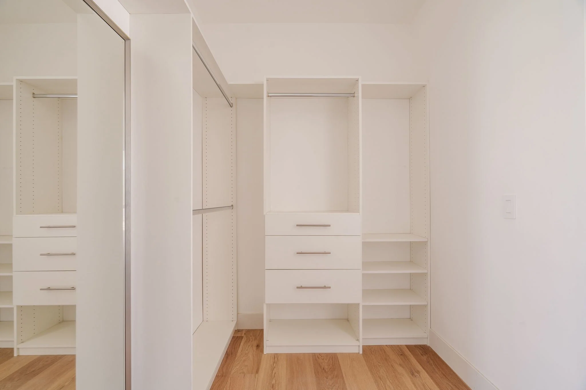 walk in closet 1.jpg