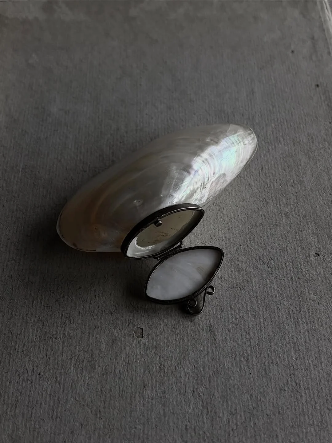 VINTAGE MOTHER OF PEARL CLAM PILLBOX WITH BRASS LID