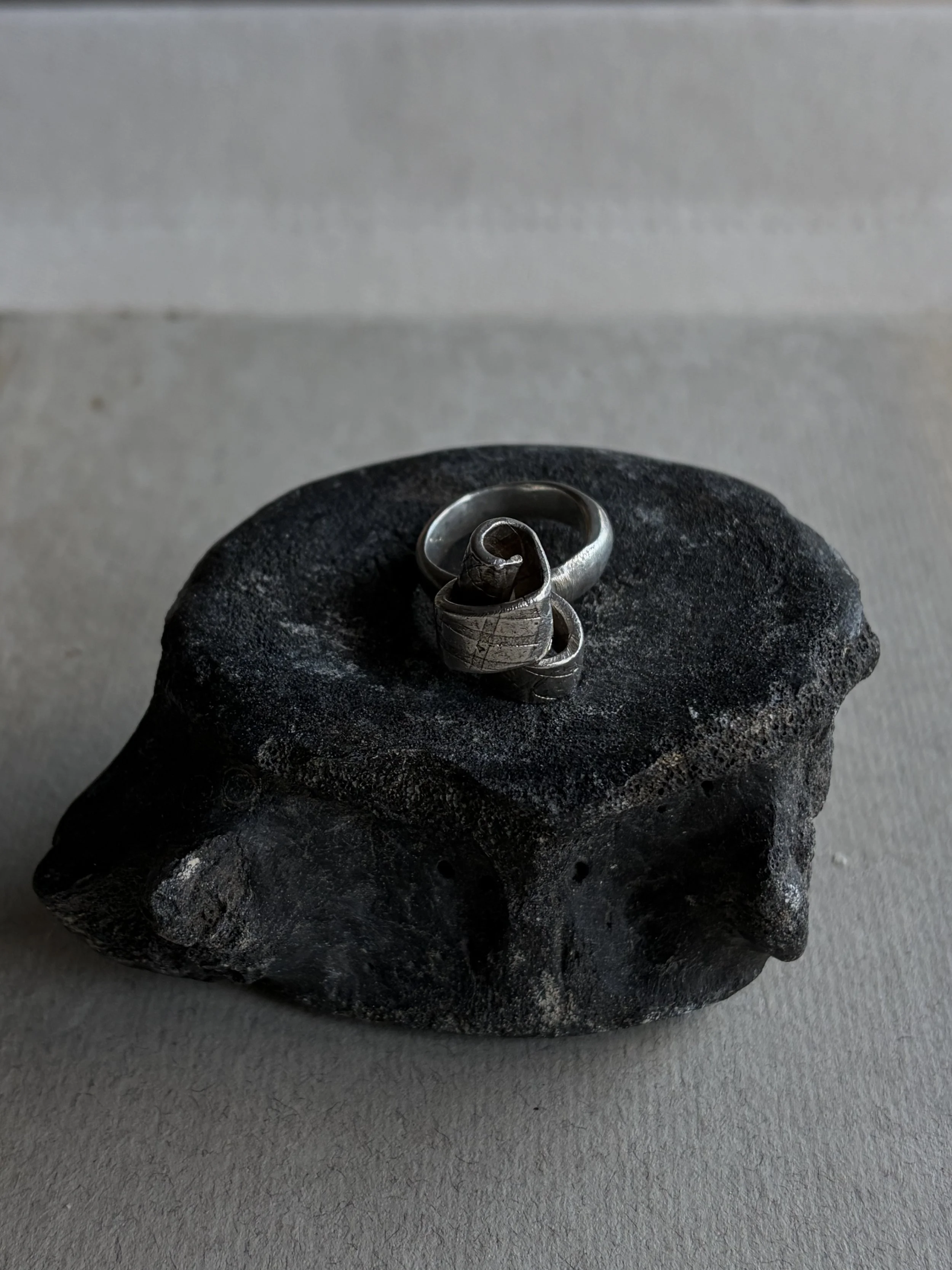 VINTAGE TAPERED SCROLL STERLING SILVER STUDIO RING - SIZE 6