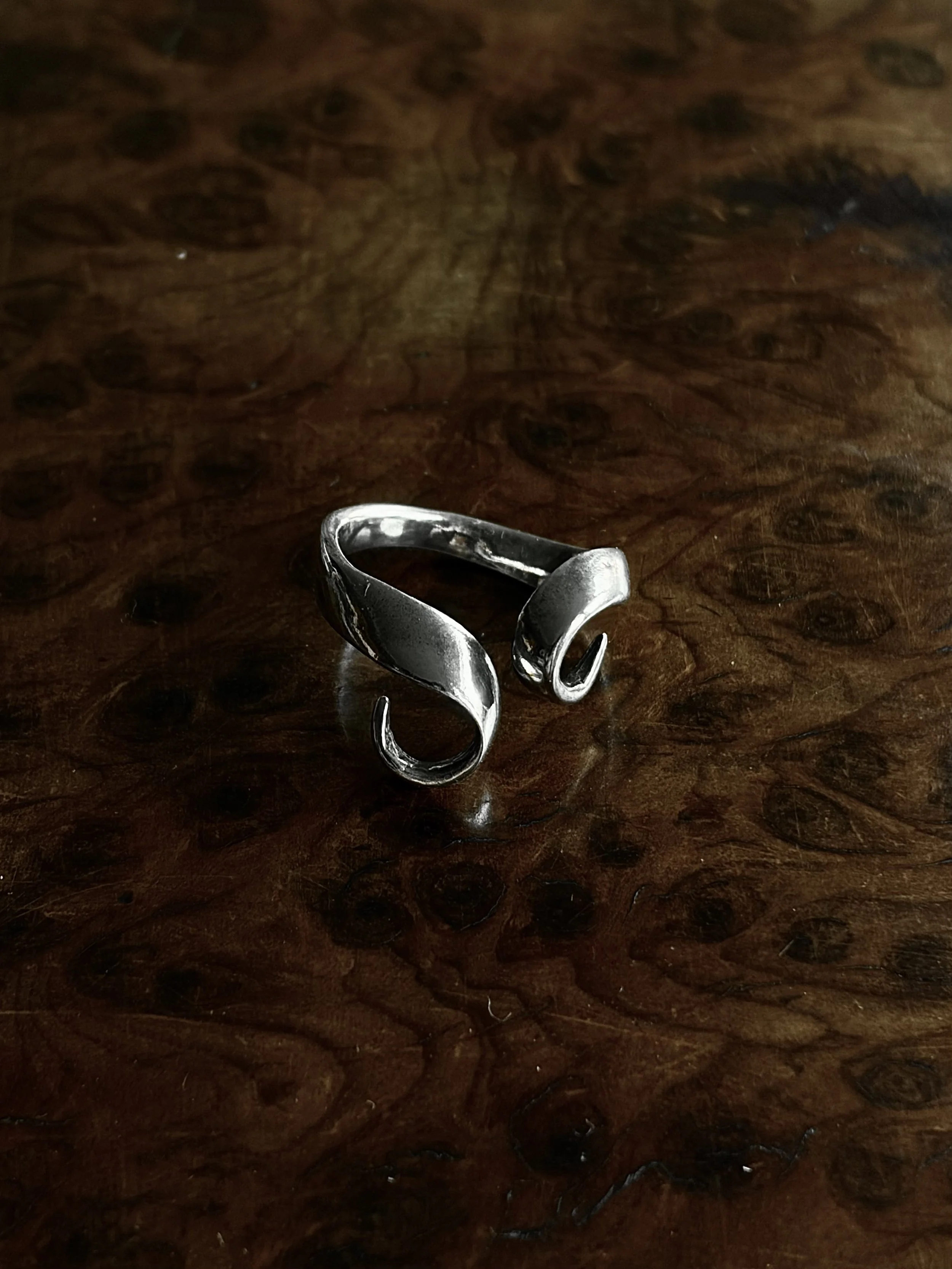 VINTAGE SCULPTURAL SWIRL STERLING SILVER OPEN RING - SIZE 6
