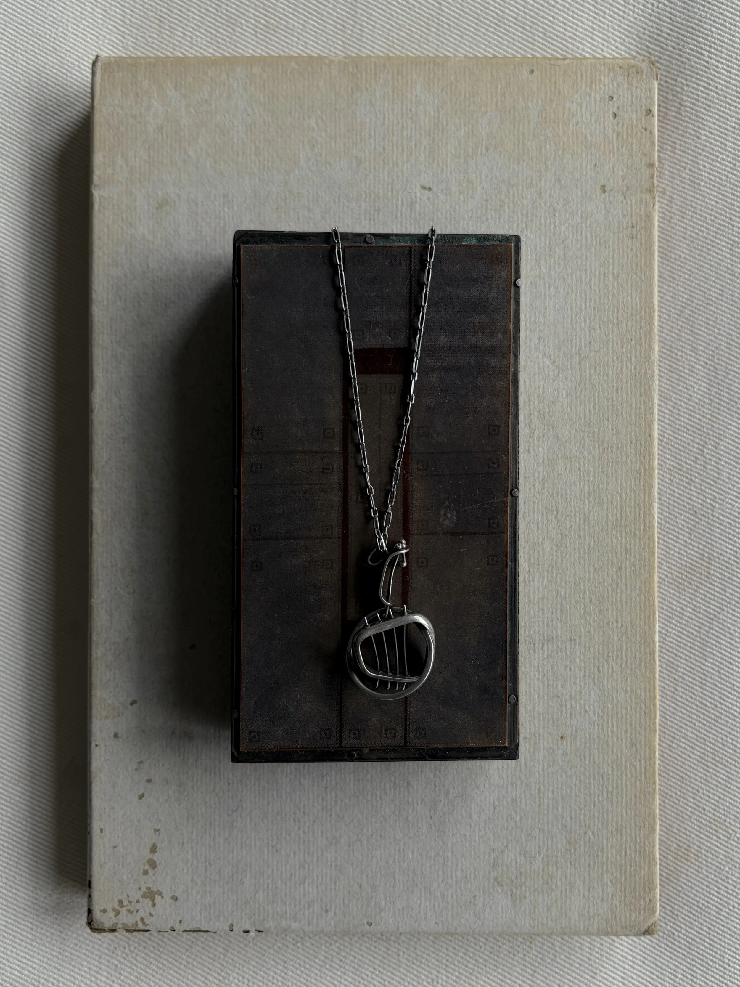 RARE VINTAGE MIDCENTURY MODERN STERLING SILVER MUSICAL INSTRUMENT PENDANT NECKLACE