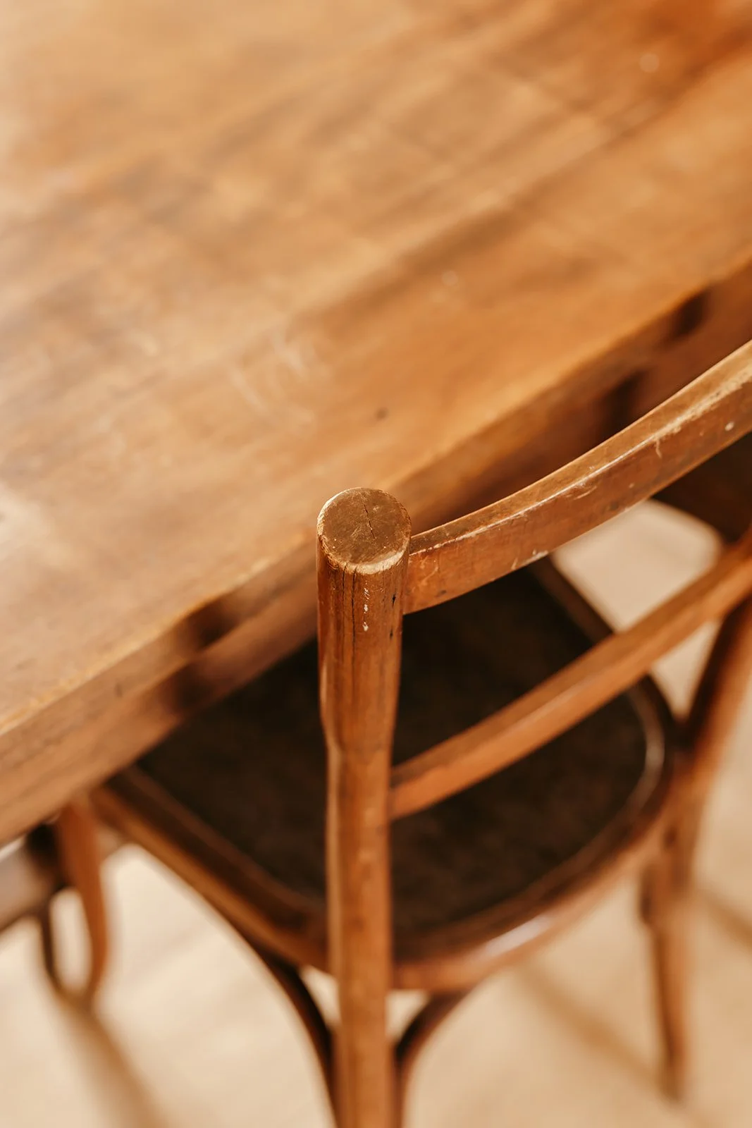 Chaise en bois près d'une table en bois