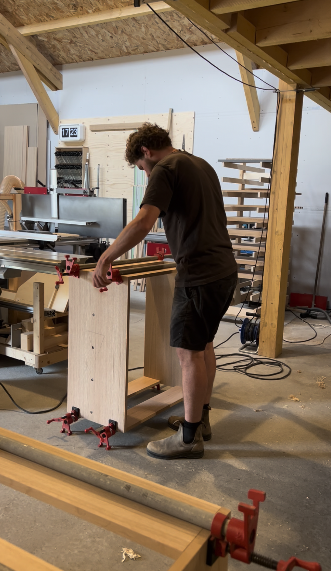 Luc Eggenhuizen de l'Atelier Set à Perros-Guirec est en train de travailler dans son atelier de menuiserie.