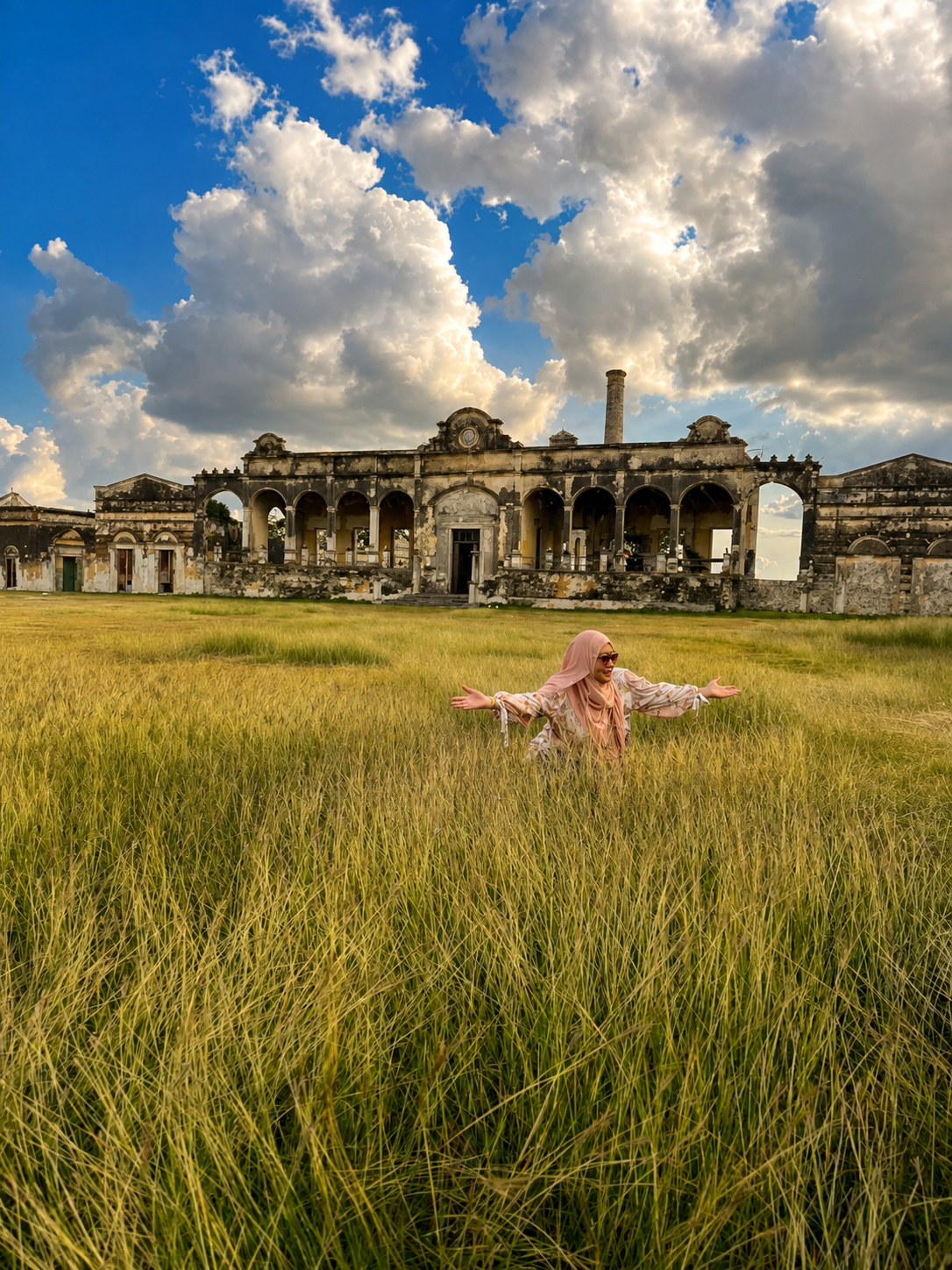 Traveler visiting historic Hacienda Yaxcopoil during a private tour in Yucatán, Mexico.