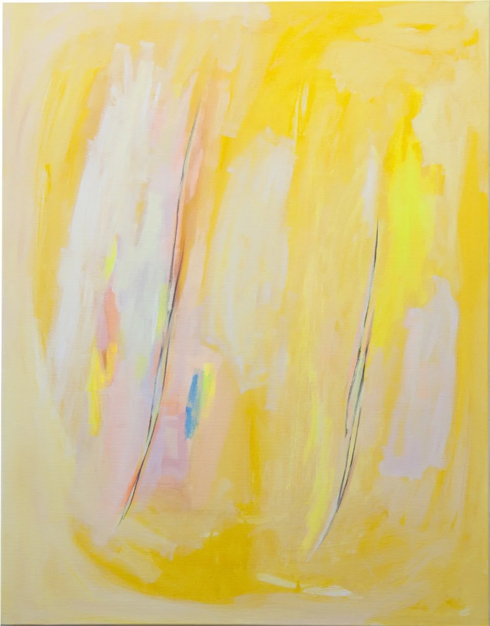 Pintura abstracta con tonos amarillos, rosados y blancos con algunas líneas negras delgadas.