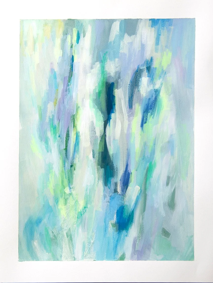 Pintura abstracta con tonos en azul, verde, lila y blanco, con formas difusas y trazos largos.