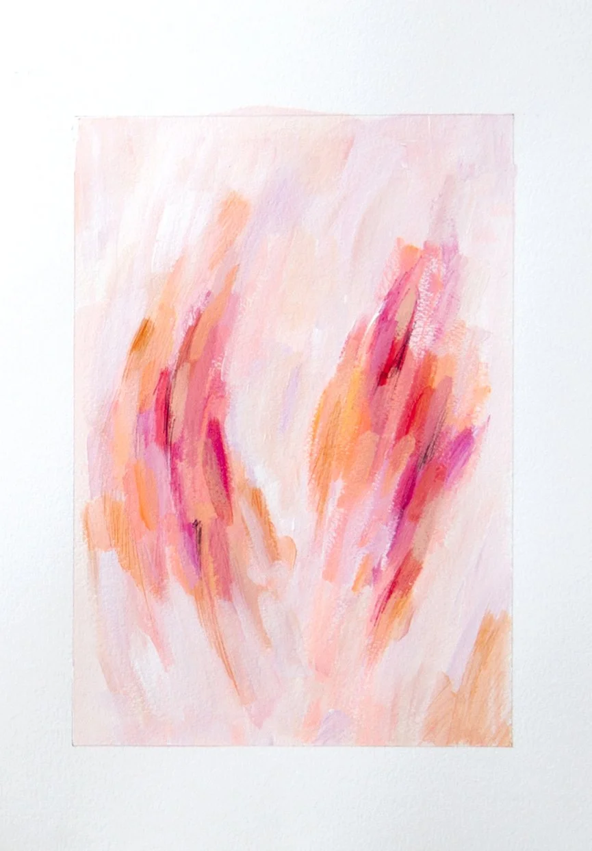 Pintura abstracta con trazos en tonos rosas, naranjas y rojos, en un fondo claro.