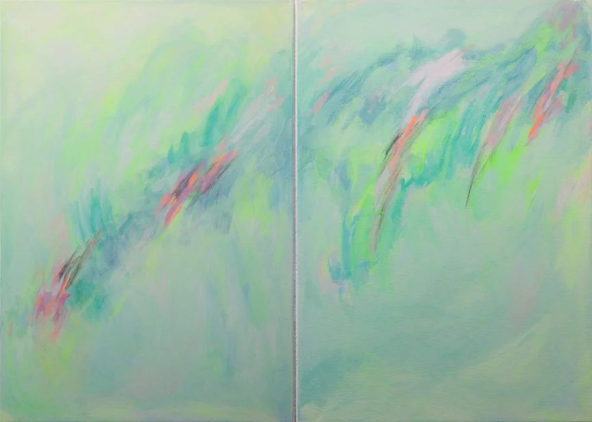 Pintura abstracta con colores pastel y trazos suaves sobre fondo verde y azul.