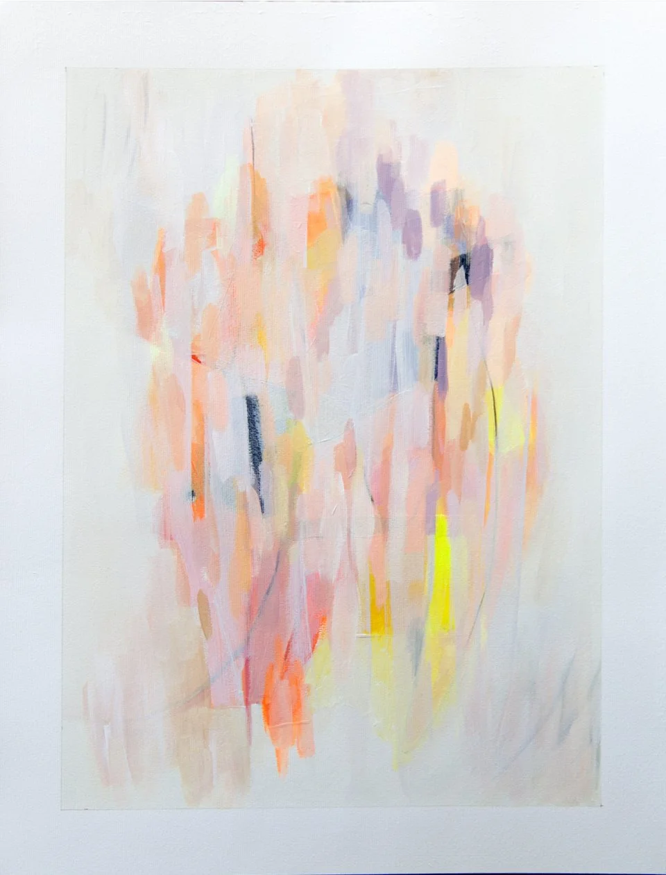 Pintura abstracta con pinceladas en tonos pastel y algunos toques de colores oscuros