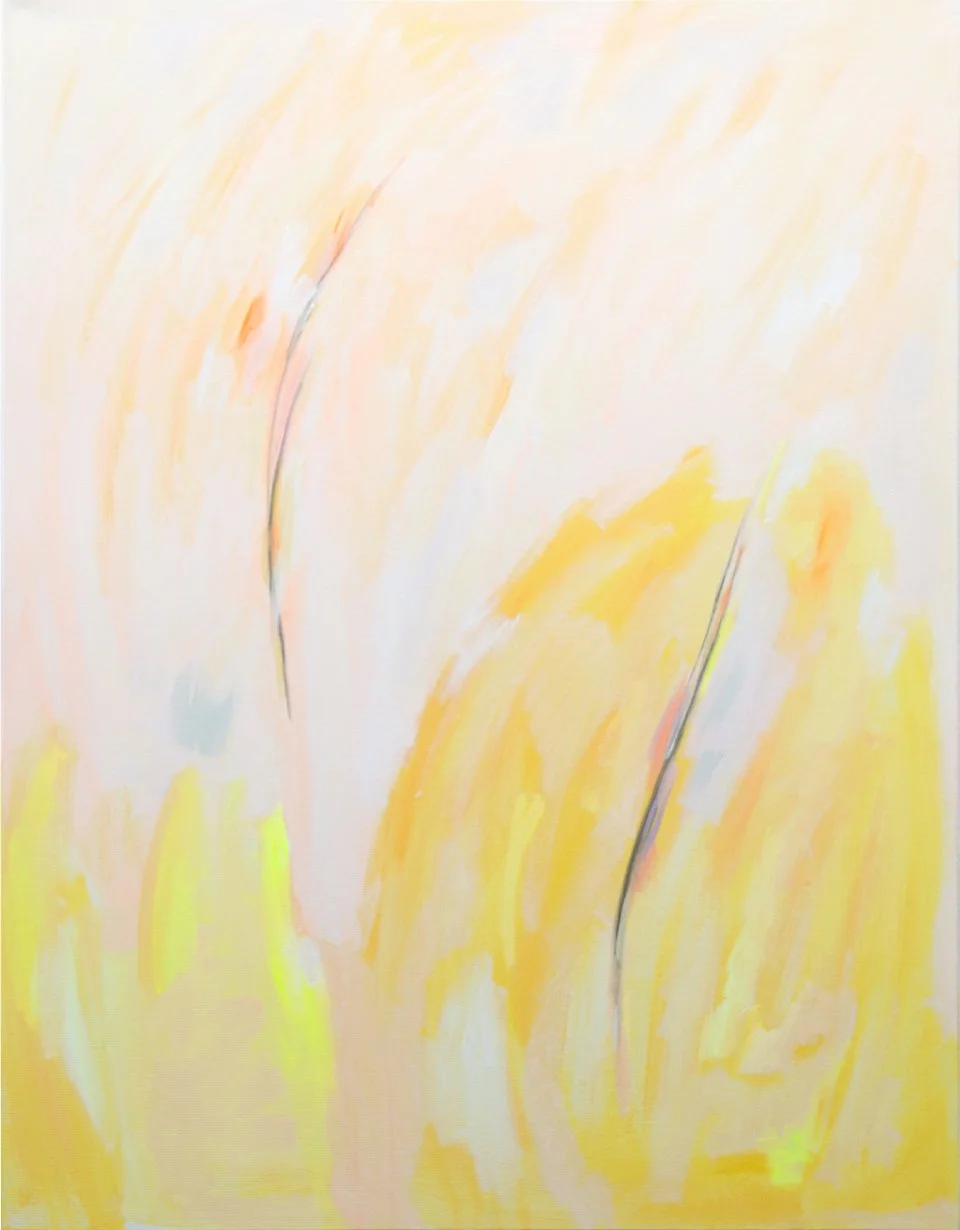 Pintura abstracta con tonos suaves de amarillo, rosa y azul, con trazos y líneas sutiles.