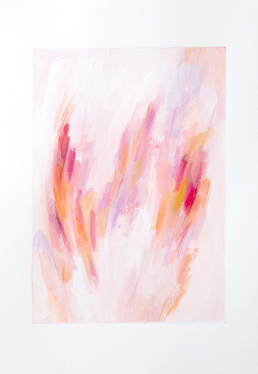 Pintura abstracta con tonos rosados, naranjas y rojos en un fondo claro.