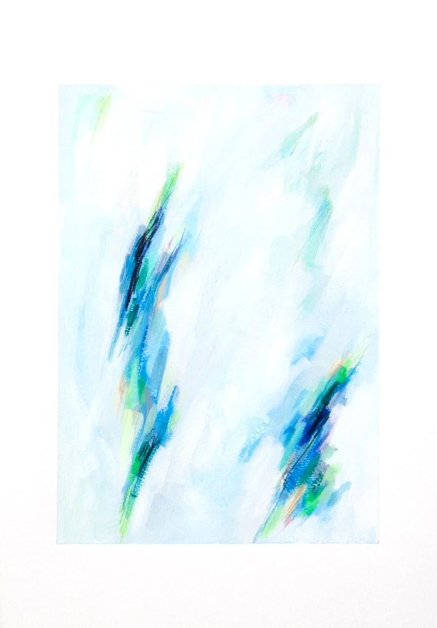 Pinceladas abstractas en tonos azules y verdes en fondo claro.