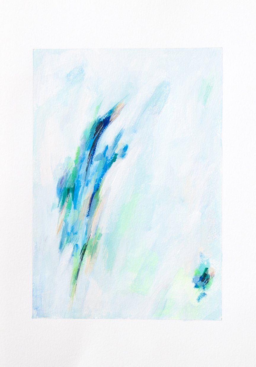 Pintura abstracta en tonos azules, verdes y neutros con trazos suaves y dinámicos.