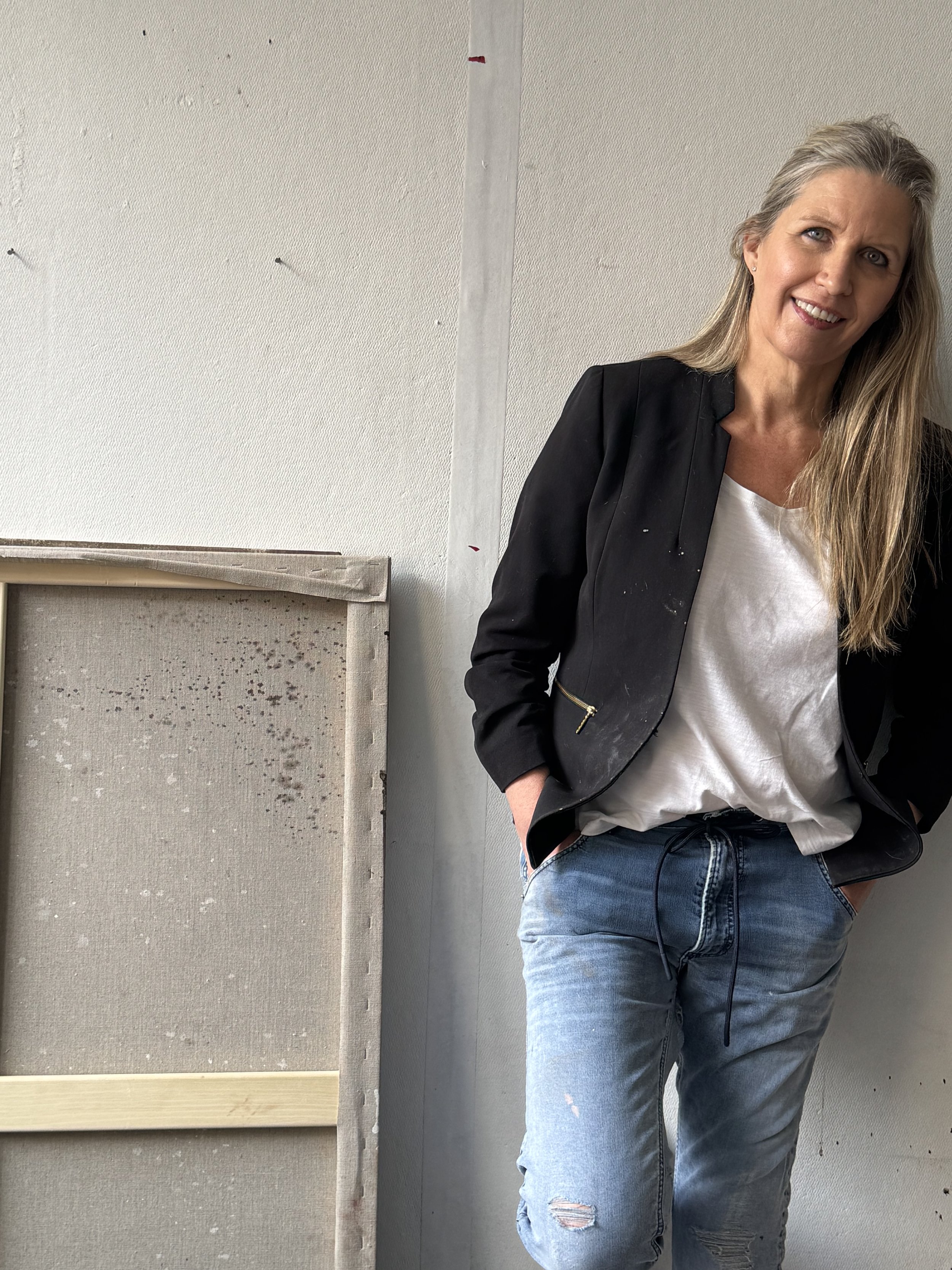 Portrait de Nathalie Nicole BOUTIN, artiste peintre figurative contemporaine canadienne, dans son atelier du Vieux-Montréal. Son travail explore la présence, les émotions et la figure humaine à travers l’acrylique, le pastel et les techniques mixtes.