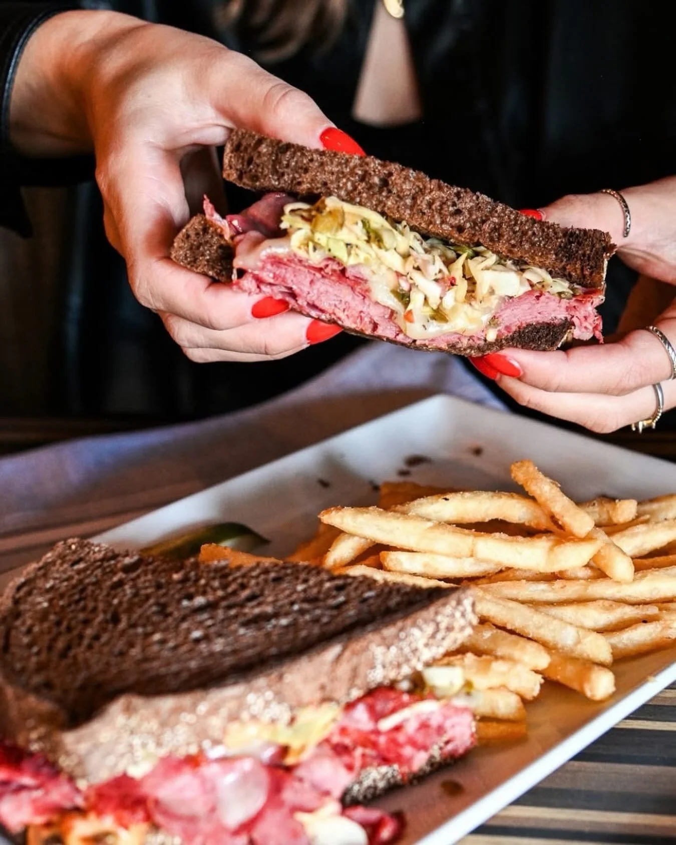 🥪 A CLASSIC THAT NEVER GOES OUT OF STYLE.

Meet your next comfort-food craving: slow-braised corned beef layered with tangy sauerkraut, melted Swiss cheese, and creamy Thousand Island dressing, all stacked together and served with crispy fries. 🤤🍟