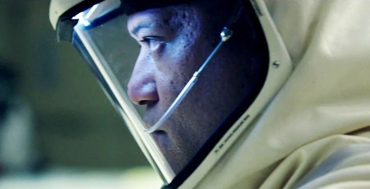 laurence-fishburne-in-the-signal-movie-5.jpg