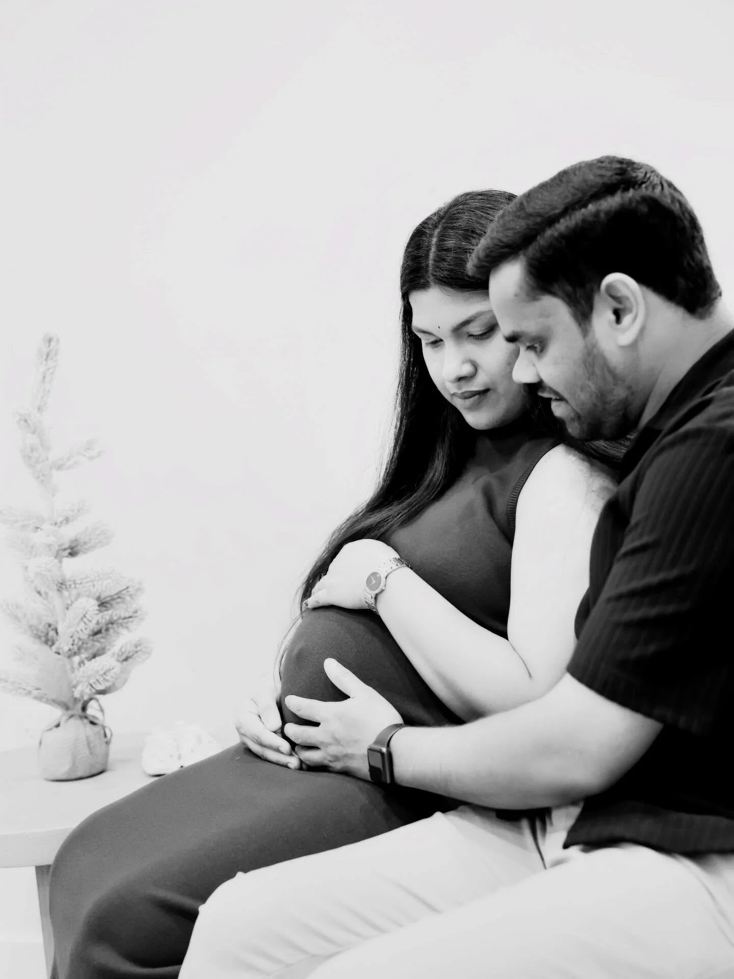 a little holiday sparkle, a lot of love&hellip; and the sweetest baby girl on the way.
so grateful we got to capture this chapter for them - tiny details, big feelings, and everything in between.

which slide is your favorite?

🫰.⚡️. 😊