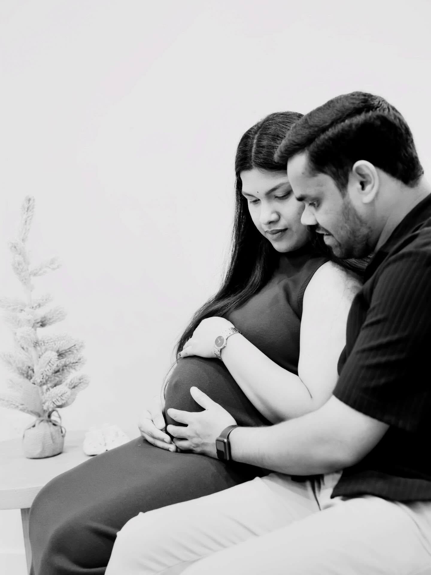 a little holiday sparkle, a lot of love&hellip; and the sweetest baby girl on the way.
so grateful we got to capture this chapter for them - tiny details, big feelings, and everything in between.

🫰.⚡️.📸
snap.sync.smile