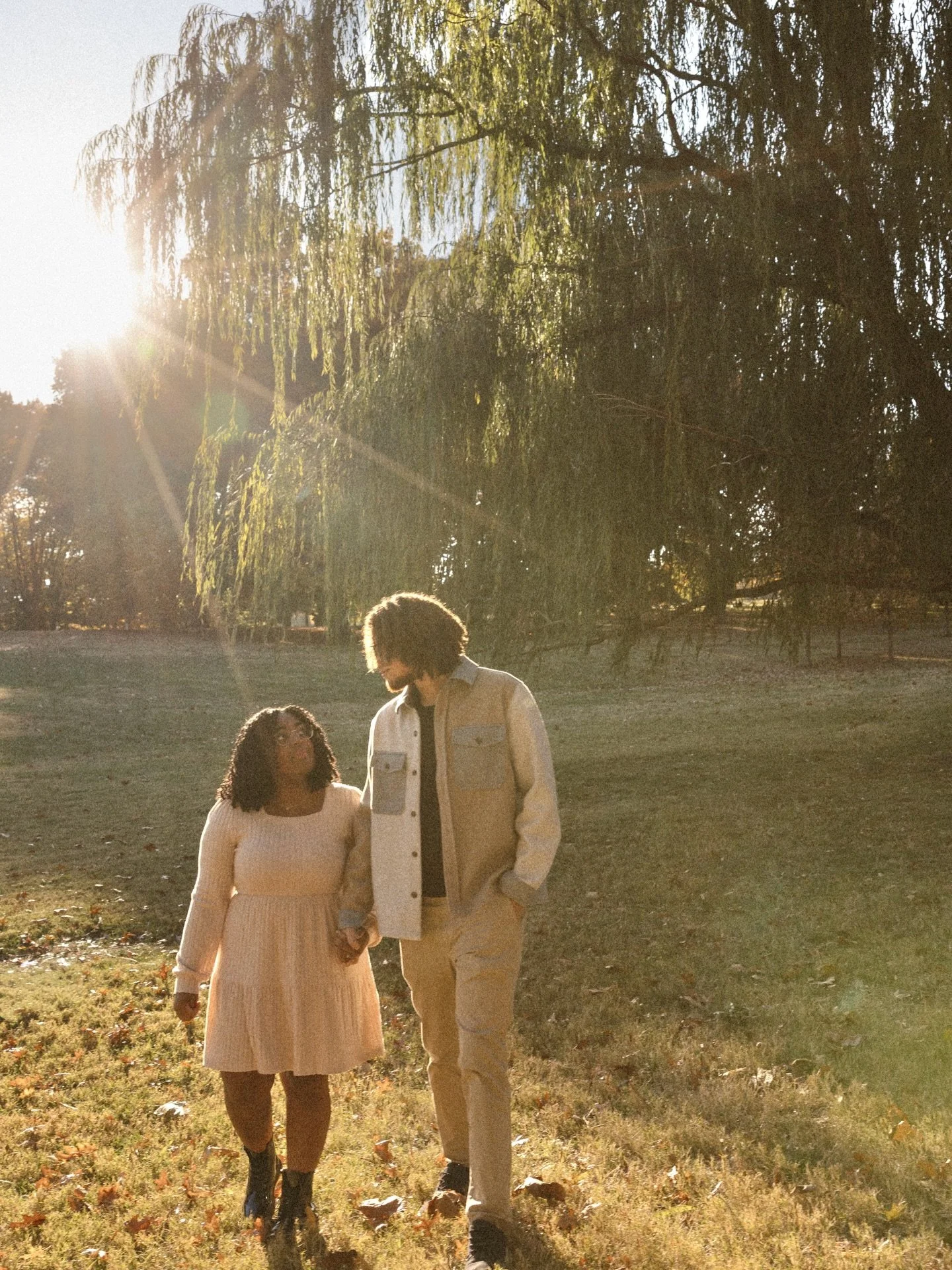 golden hour, soft laughs, and two people who feel like home.
we wandered, they cuddled, and fall did the rest.🍂
🫰.⚡️.📸
snap.sync.smile

#snapsyncstudio #kccouples #fallsessions #kansascityweddings #kansascityphotography