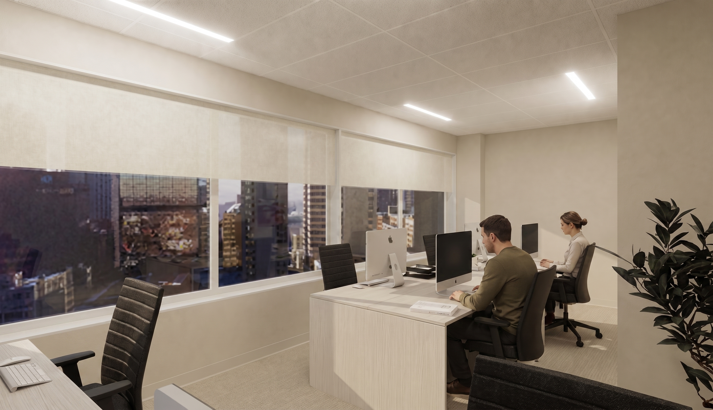 Un bureau moderne avec de grands fenêtres donnant sur une ville en hauteur. Deux personnes travaillent sur des ordinateurs. La pièce est bien éclairée avec des lumières LED au plafond, et il y a une plante verte dans un coin.