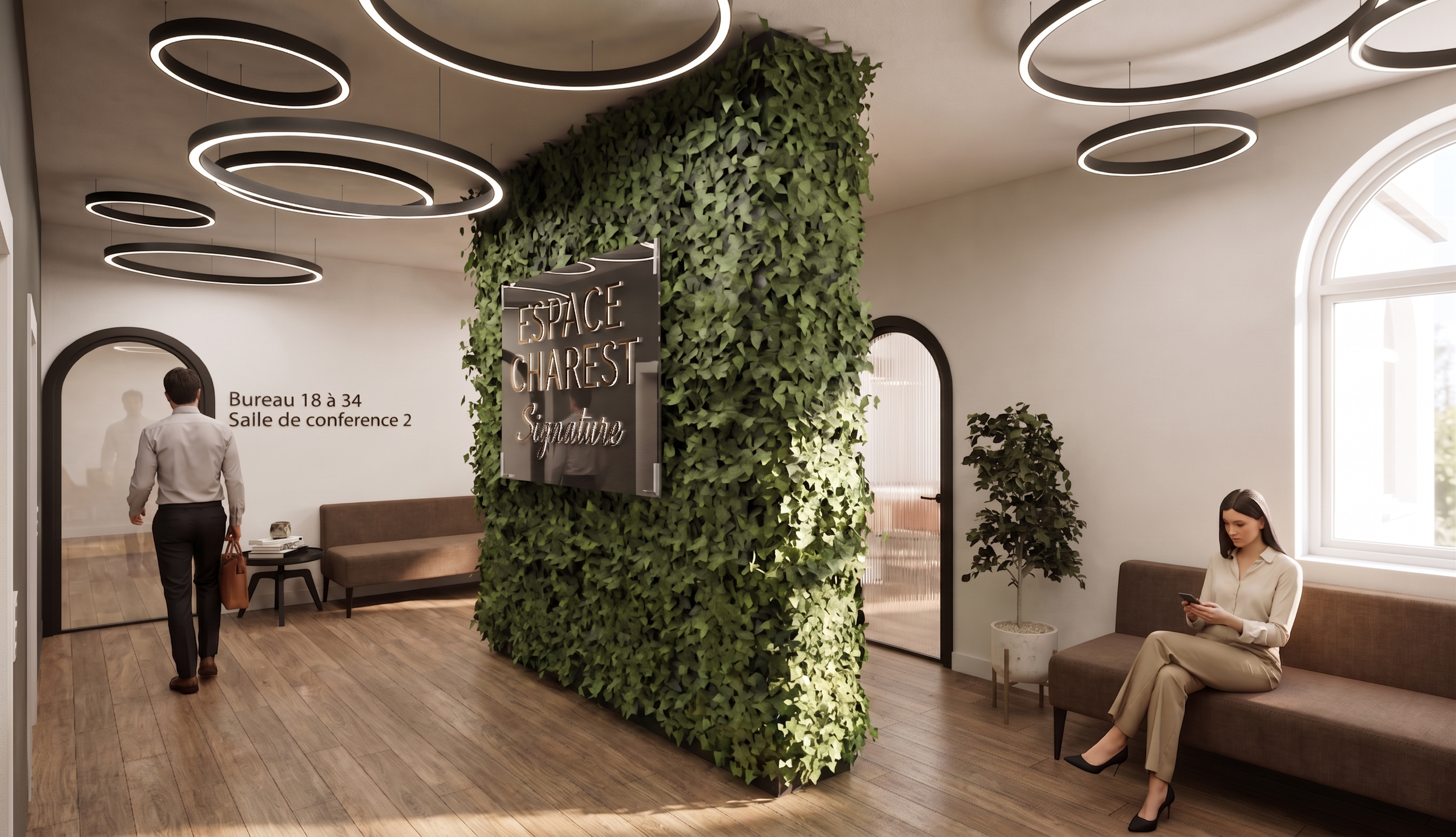 Une salle d'attente moderne avec un mur recouvert de feuillage, des luminaires circulaires suspendus, un fauteuil en cuir marron, deux personnes assises et une personne qui marche dans le fond. Il y a aussi un panneau indiquant : 'ESPACE CHAREST' et des indications pour les bureaux et la salle de conférence.