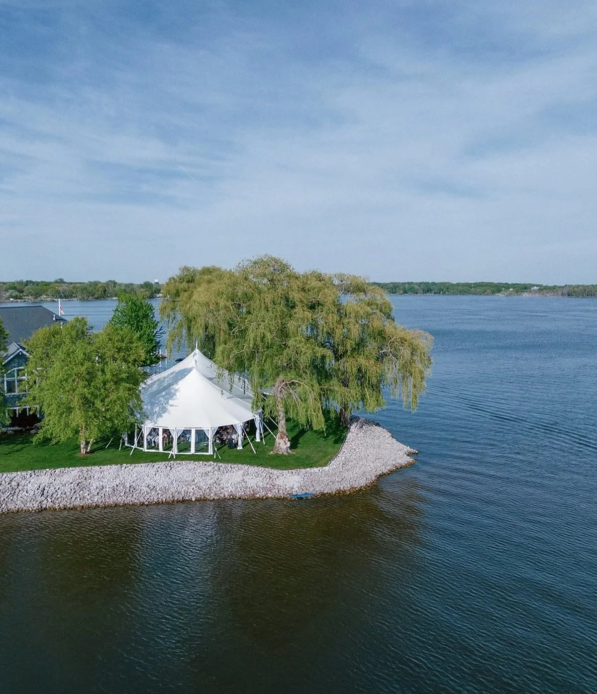lakeside+sailcloth+tent+floral+design+-+luxury+weddings+floral+design+michigan+4.jpg